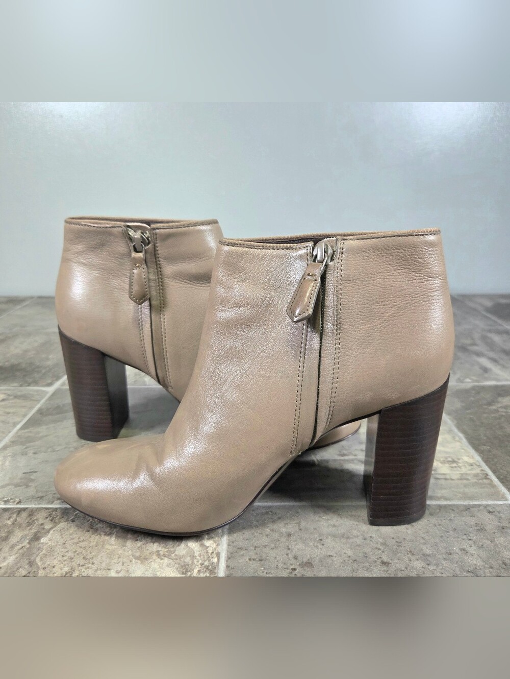 TORY BURCH BOWIE FANGO LEATHER ANKLE BLOCK HEEL BOOTIES. - Picture 4 of 9
